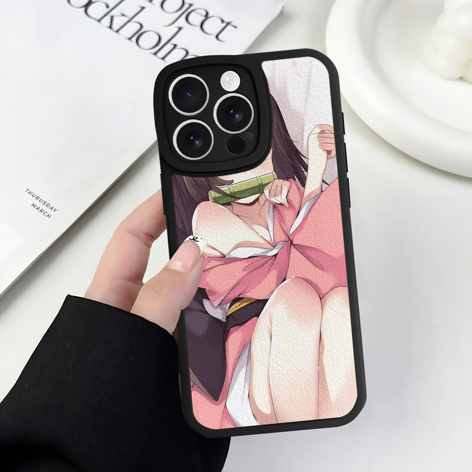 （画像用） 鬼滅の刃（きめつのやいば）竈門 禰󠄀豆子／かまど ねずこ Kamado Nezuko 【iPhone 16シリーズ対応】シリコンスマホケース（レザー調） 材質：シリコン